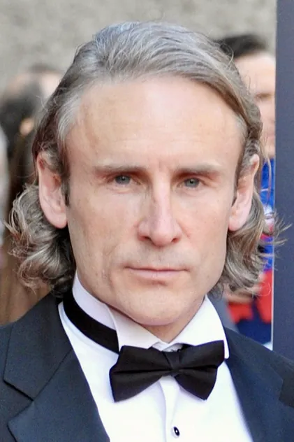 Portrait de Cal MacAninch