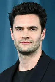 Portrait de Tom Bateman