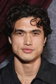 Portrait de Charles Melton