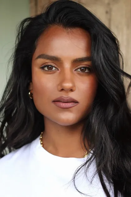 Portrait de Simone Ashley