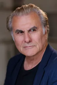 Portrait de Oliver Cotton