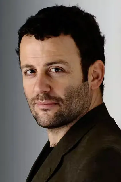 Portrait de Erdil Yaşaroğlu