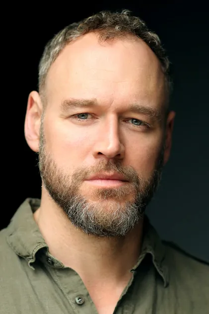 Portrait de Elliot Cowan