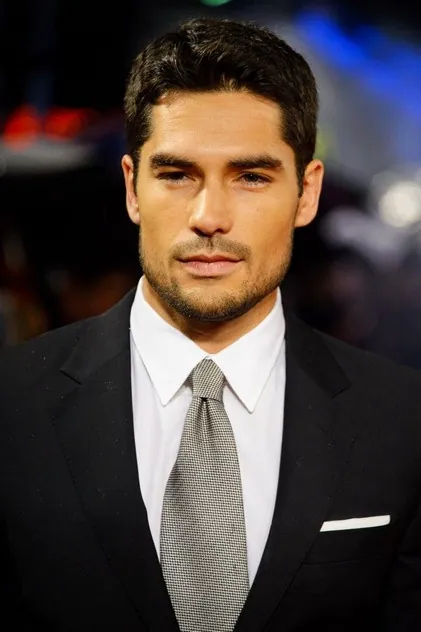 Portrait de D.J. Cotrona