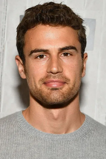 Portrait de Theo James